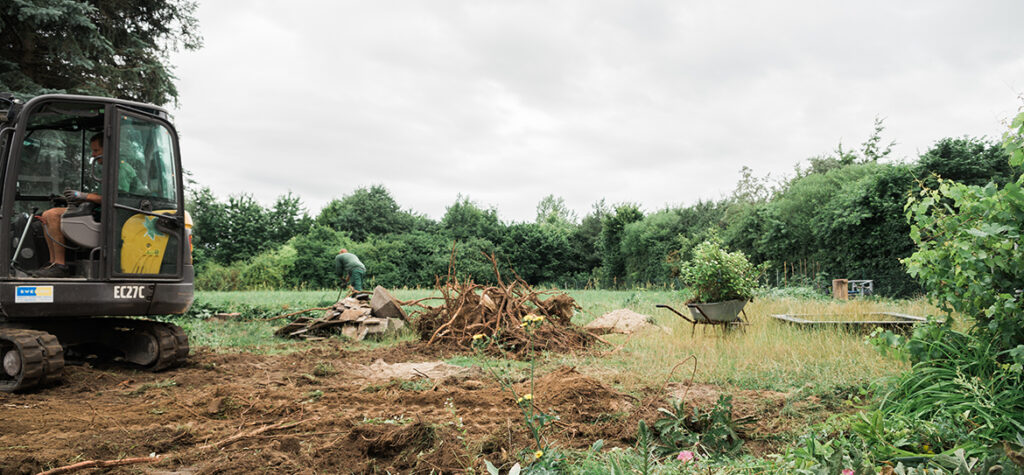 Mit Natursteinmauern haben wir den Garten und das Haus optisch miteinander verbunden. Die alte Treppe, die vom Wintergarten zum Garten führte und bei Nässe und Schnee eine erhebliche Unfallquelle darstellte, haben wir entfernt. Stufen aus Sandstein führen nun in den Garten.