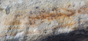 Sandstein ist ein Naturstein und gehört zu den Sedimentgesteinen aus miteinander verkitteten Sandkörnern