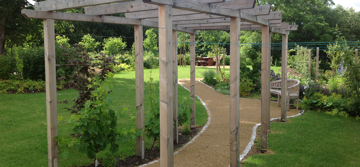 Ein schöner, pflegeleichter und naturnaher Garten sollte entstehen, der außerdem die Auflagen der Stadt Leipzig erfüllt...