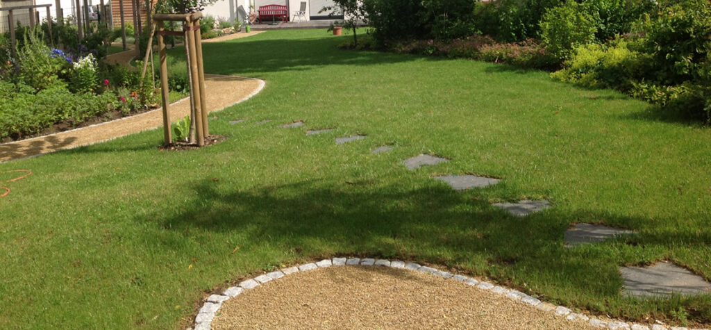 Ein schöner, pflegeleichter und naturnaher Garten sollte entstehen, der außerdem die Auflagen der Stadt Leipzig erfüllt...
