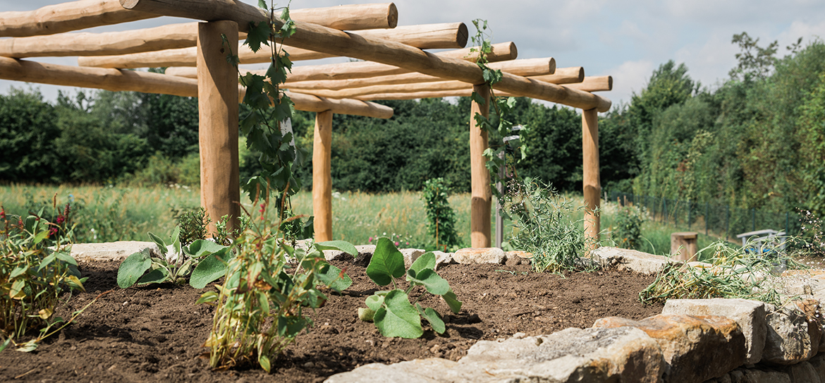 Mit Natursteinmauern haben wir den Garten und das Haus optisch miteinander verbunden. Die alte Treppe, die vom Wintergarten zum Garten führte und bei Nässe und Schnee eine erhebliche Unfallquelle darstellte, haben wir entfernt. Stufen aus Sandstein führen nun in den Garten.