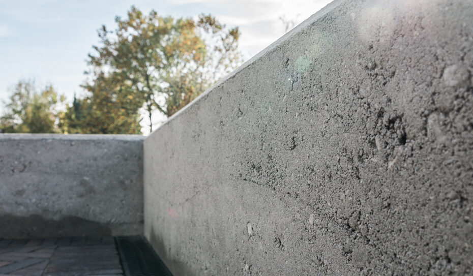 Eine Stampfmauer ist eine attraktive Variante der Betonmauer, die bei der Gartenplanung und -gestaltung Beachtung findet.