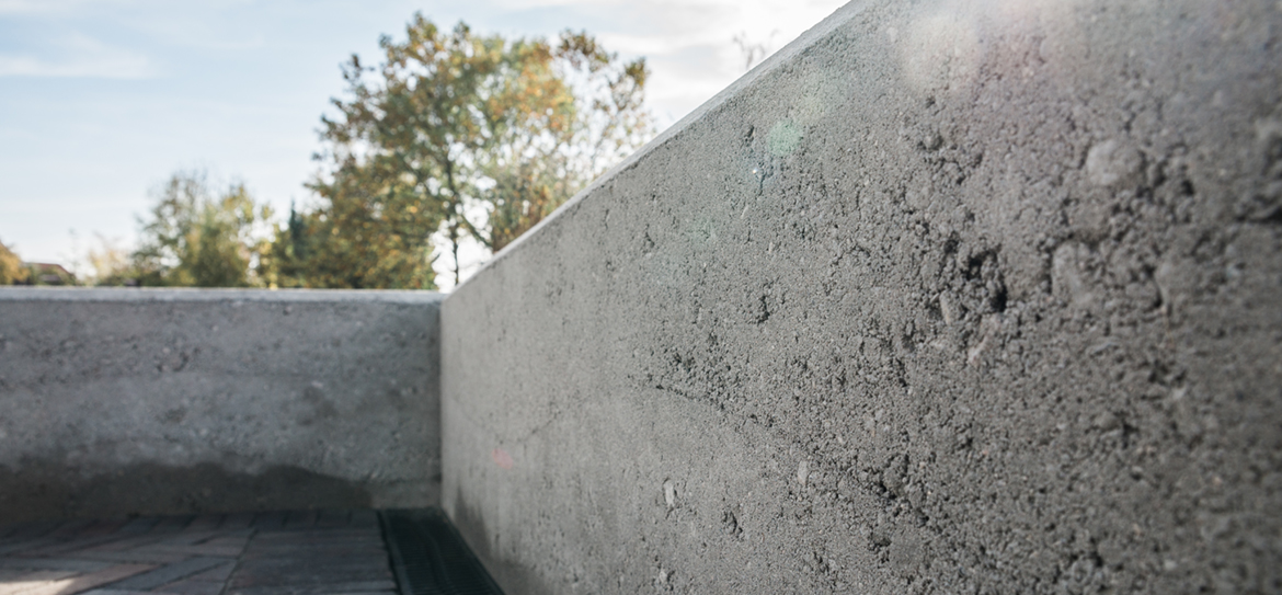 Eine Stampfmauer ist eine attraktive Variante der Betonmauer, die bei der Gartenplanung und -gestaltung Beachtung findet.