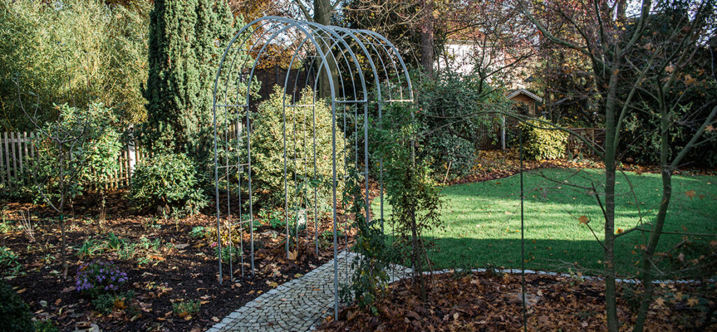 Von der Terrasse aus auf ein Blütenmeer schauen, einen Kaffee trinken und die Farben- und Blütenpracht bewundern… Das wünschten sich die Bauherren von ihrem Garten.